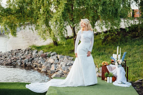 Beautiful young bride in luxury wedding dress — Stock Photo, Image