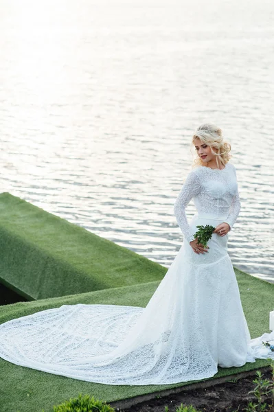Красива молода наречена в розкішній весільній сукні — стокове фото