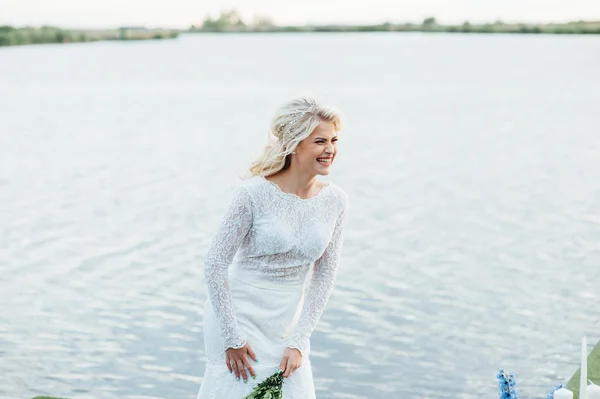 Belle jeune mariée en robe de mariée de luxe — Photo