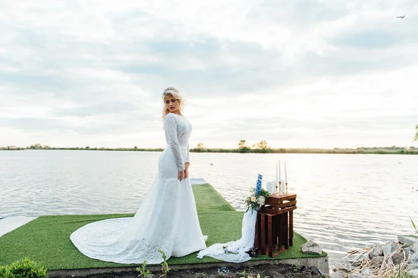 Beautiful young bride in luxury wedding dress — Stock Photo, Image