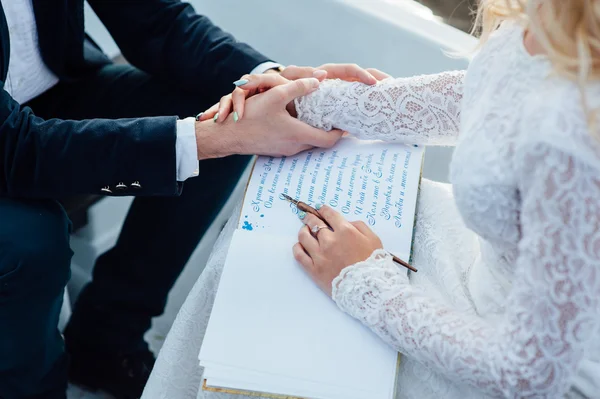 Vrouw schrijft op een papier — Stockfoto