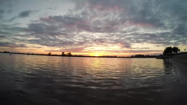Západ slunce na jezeře, time-lapse — Stock video