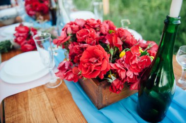 Düğün masası kırsal tarzda ayarlanıyor