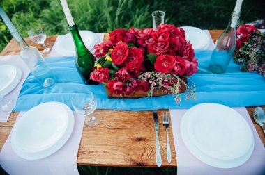 Düğün masası kırsal tarzda ayarlanıyor