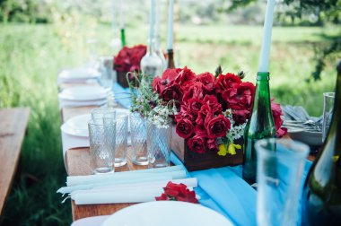 Düğün masası kırsal tarzda ayarlanıyor