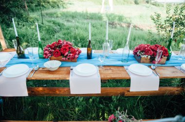 Düğün masası kırsal tarzda ayarlanıyor