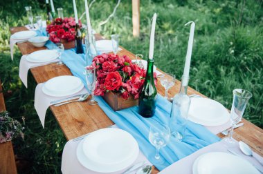 Düğün masası kırsal tarzda ayarlanıyor