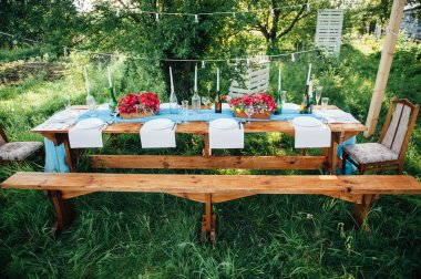 Düğün masası kırsal tarzda ayarlanıyor