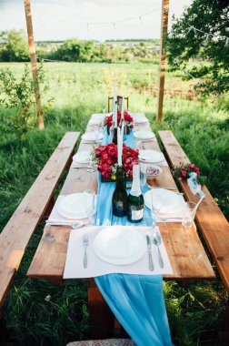 Düğün masası kırsal tarzda ayarlanıyor