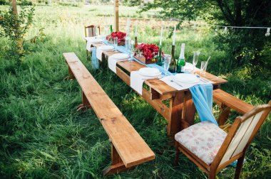 Düğün masası kırsal tarzda ayarlanıyor