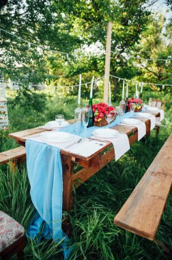 Düğün masası kırsal tarzda ayarlanıyor