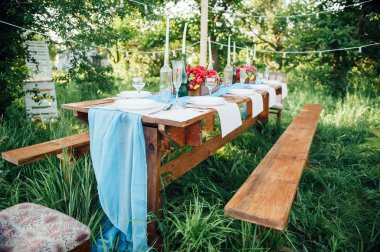 Düğün masası kırsal tarzda ayarlanıyor