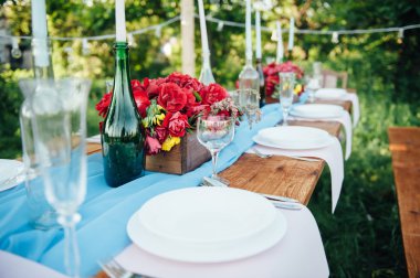 Düğün masası kırsal tarzda ayarlanıyor