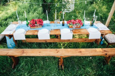 Düğün masası kırsal tarzda ayarlanıyor