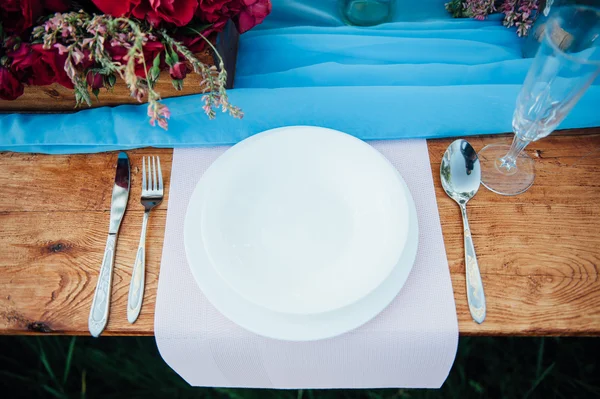 Nastavení svatebního stolu v rustikálním stylu — Stock fotografie
