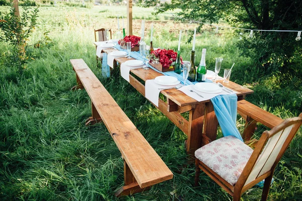 Düğün masası kırsal tarzda ayarlanıyor