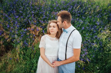 Mutlu gelin ve damat yeşil çimenlerin üzerinde yürüyüş