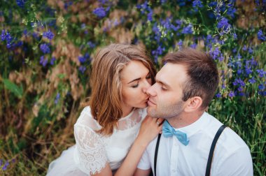 Mutlu gelin ve damat yeşil çimenlerin üzerinde yürüyüş