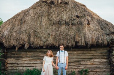 Mutlu gelin ve damat yeşil çimenlerin üzerinde yürüyüş