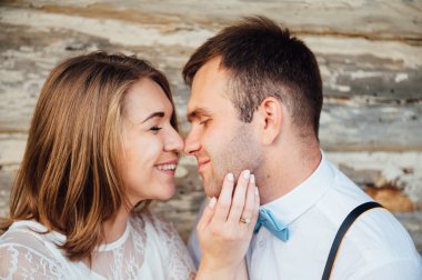 Mutlu gelin ve damat yeşil çimenlerin üzerinde yürüyüş