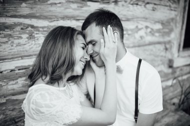 Mutlu gelin ve damat yeşil çimenlerin üzerinde yürüyüş