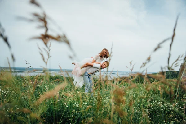 행복 한 신부와 신랑의 푸른 잔디에 걷기 — 스톡 사진