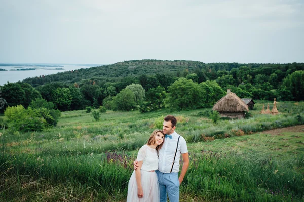 Šťastné nevěsty a ženicha na zelený trávník — Stock fotografie