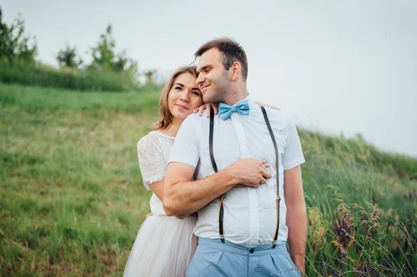 Щаслива наречена і наречена ходять по зеленій траві — стокове фото