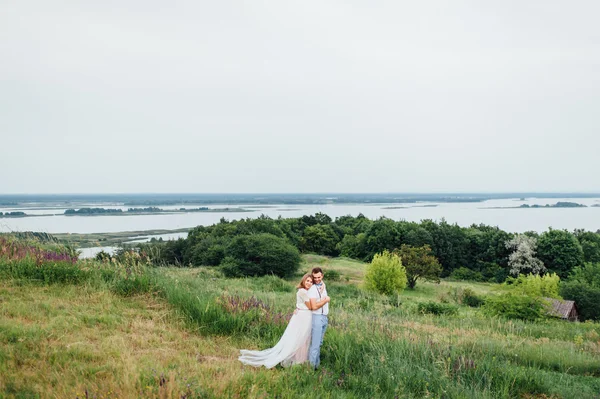 Щаслива наречена і наречена ходять по зеленій траві — стокове фото