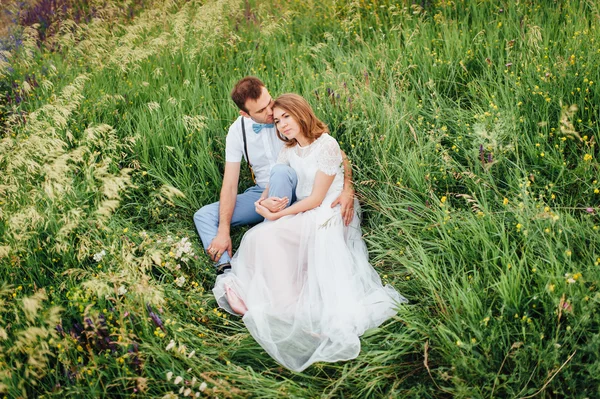 Feliz novia y novio caminando sobre la hierba verde —  Fotos de Stock