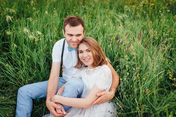 Šťastné nevěsty a ženicha na zelený trávník — Stock fotografie