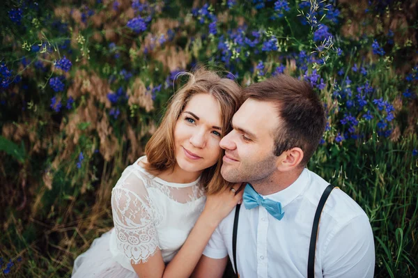 Happy Bride and groom walking on the green grass — Stock Photo, Image