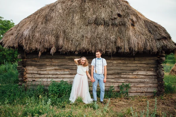 Feliz novia y novio caminando sobre la hierba verde —  Fotos de Stock