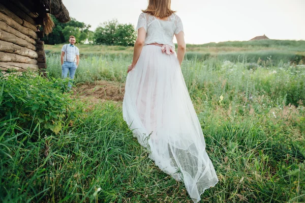 Feliz novia y novio caminando sobre la hierba verde —  Fotos de Stock