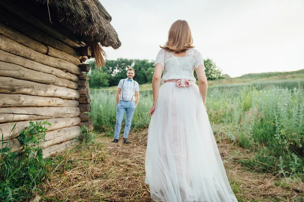 행복 한 신부와 신랑의 푸른 잔디에 걷기 — 스톡 사진
