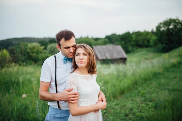 Feliz novia y novio caminando sobre la hierba verde —  Fotos de Stock