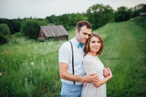 Feliz novia y novio caminando sobre la hierba verde —  Fotos de Stock