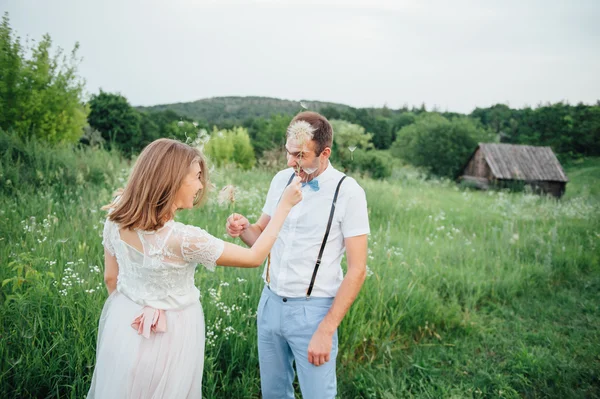 Feliz novia y novio caminando sobre la hierba verde —  Fotos de Stock