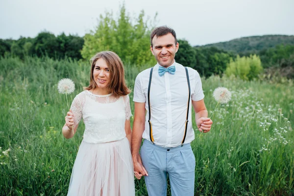 Felice Sposa e sposo a piedi sull'erba verde — Foto Stock