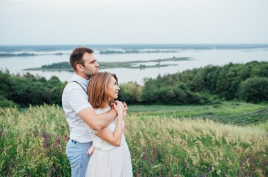 Mutlu gelin ve damat yeşil çimenlerin üzerinde yürüyüş