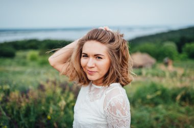 yeşil çim beyaz elbiseli güzel kız yatıyor