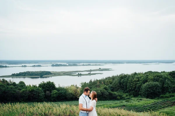 Felice Sposa e sposo a piedi sull'erba verde — Foto Stock