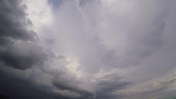 高速移動暗い灰色の雨の雲の時間の経過 — ストック動画