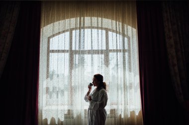 genç kadın giyiyor banyo elbisesi