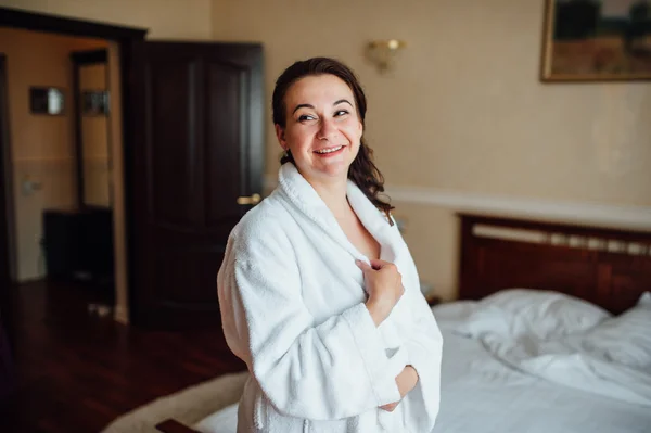 Mooie brunette meisje in een hotelkamer — Stockfoto