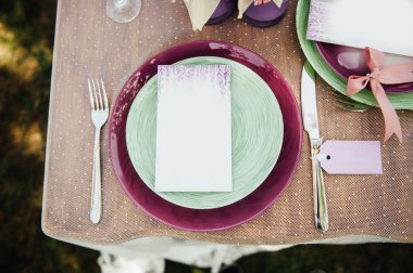 Düğün masası kırsal tarzda ayarlanıyor