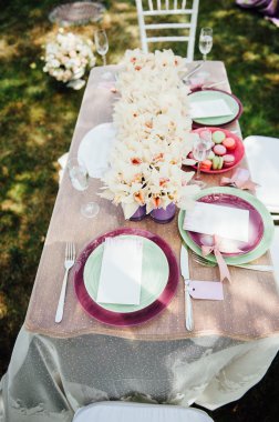 Düğün masası kırsal tarzda ayarlanıyor