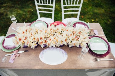Düğün masası kırsal tarzda ayarlanıyor