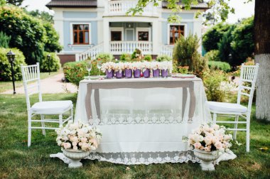 Düğün masası kırsal tarzda ayarlanıyor