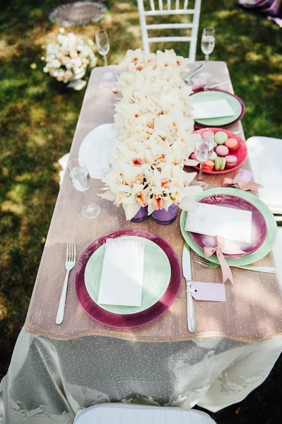 Düğün masası kırsal tarzda ayarlanıyor